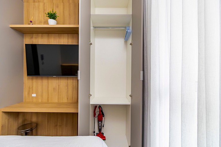 Studio com sacada no Centro - MAN1703