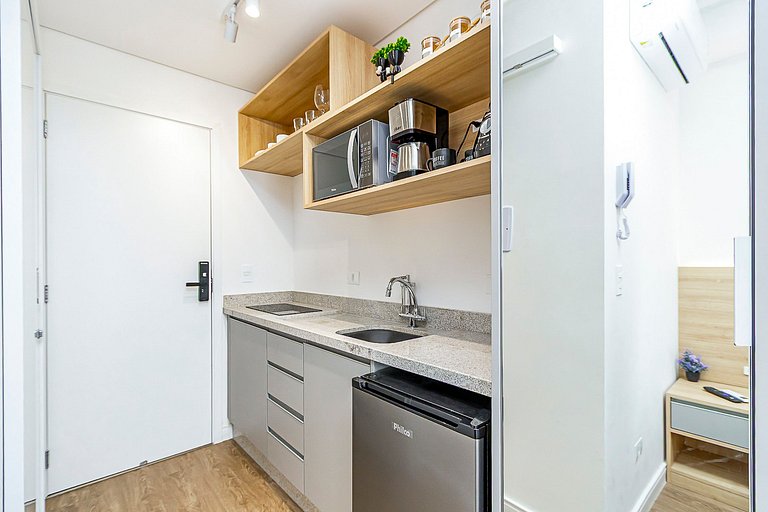 Studio com sacada no Centro - MAN1703