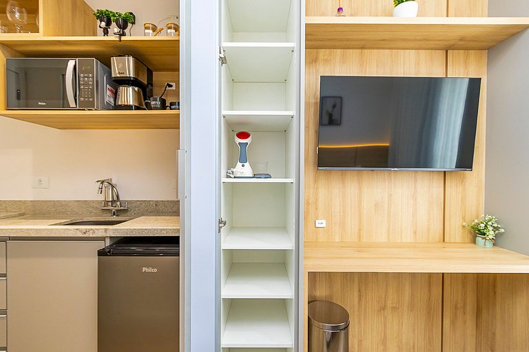 Studio com sacada no Centro - MAN1703