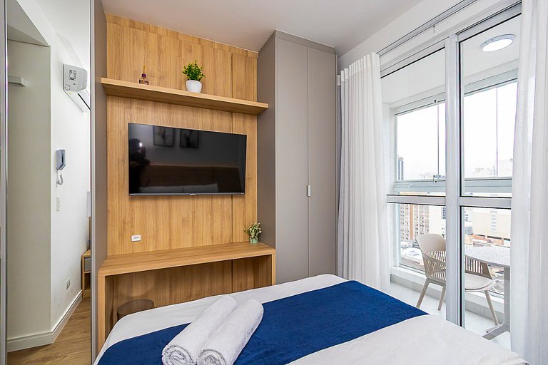 Studio com vista para o Centro de Curitiba-MAN1707