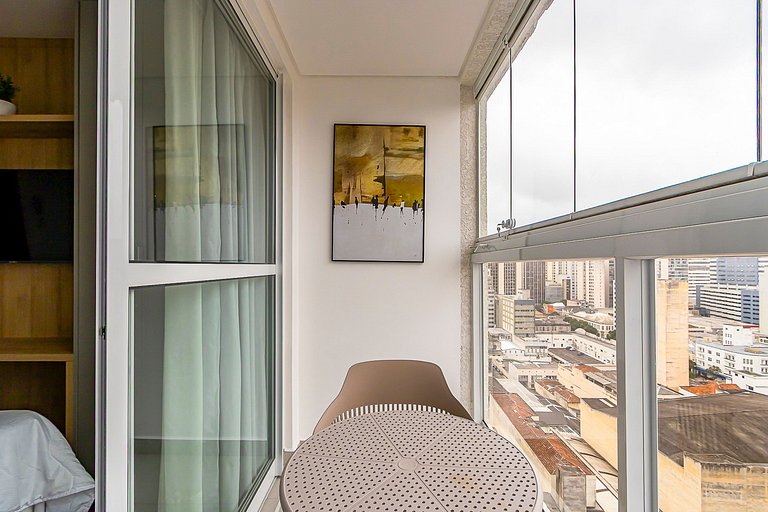 Studio com vista para o Centro de Curitiba-MAN1707