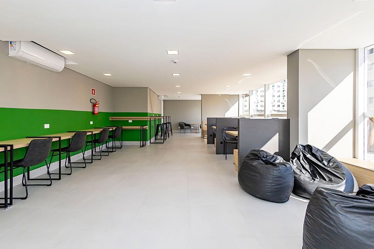 Studio com vista para o Centro de Curitiba-MAN1707