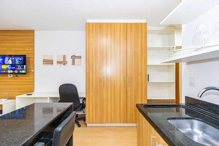 Studio c/ Piscina ao lado da Rua 24 Horas -CON1701