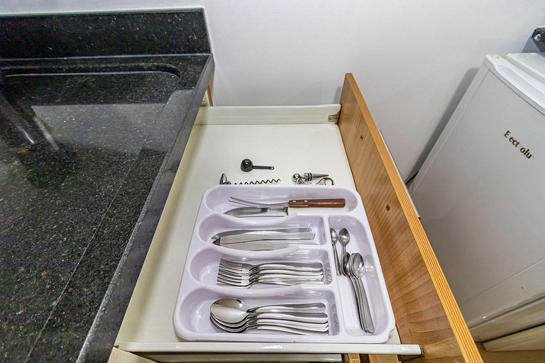 Studio c/ Piscina ao lado da Rua 24 Horas -CON1701