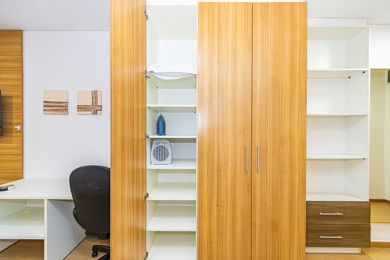 Studio c/ Piscina ao lado da Rua 24 Horas -CON1701