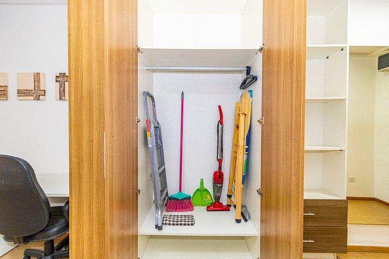 Studio c/ Piscina ao lado da Rua 24 Horas -CON1701